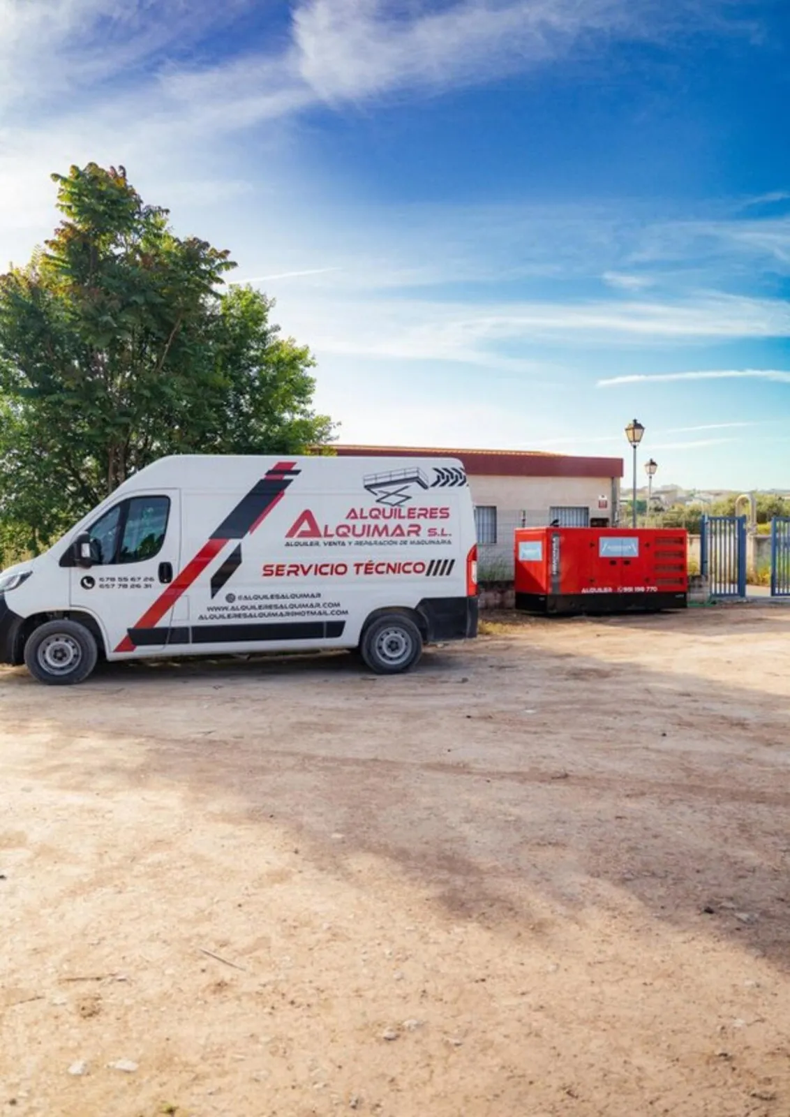 Transporte de maquinaria con camión pluma en alquiler – Málaga | Myrentix