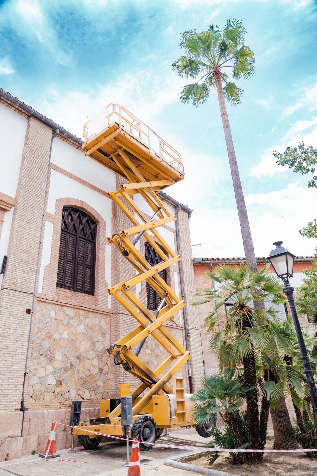 Plataforma elevadora de tijera diésel en alquiler – Málaga | Myrentix